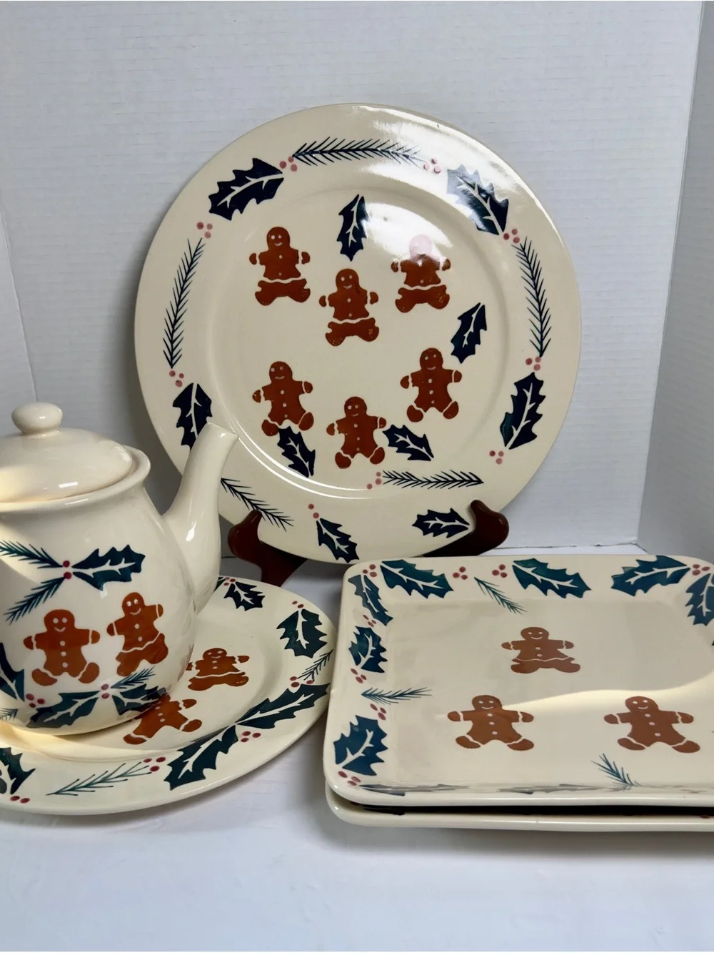 Holiday Gingerbread Plate and Teapot Set - Cream with Brown Gingerbread